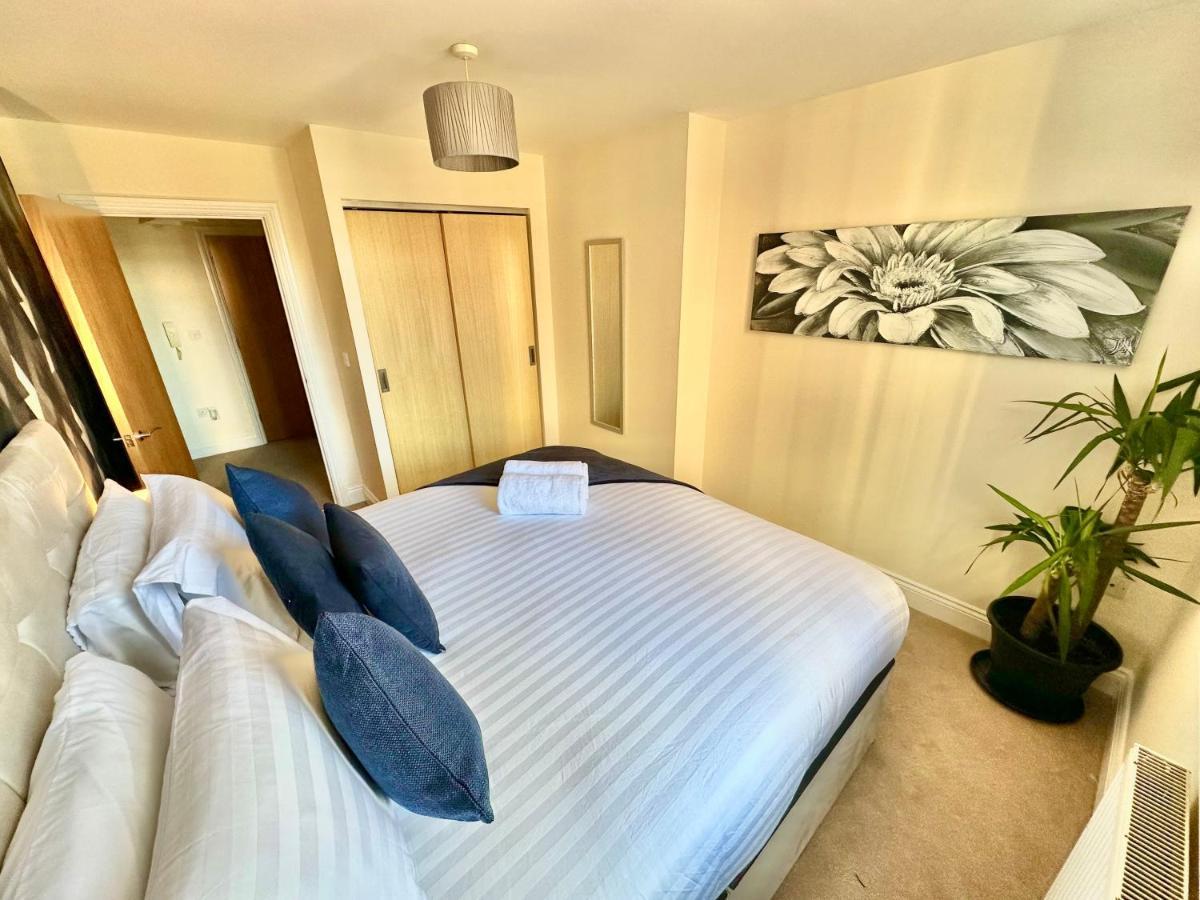 بورنماوث A Stylish Retreat - Super King Bed - Heart Of Town Centre - 5 Mins Stroll To Beach المظهر الخارجي الصورة